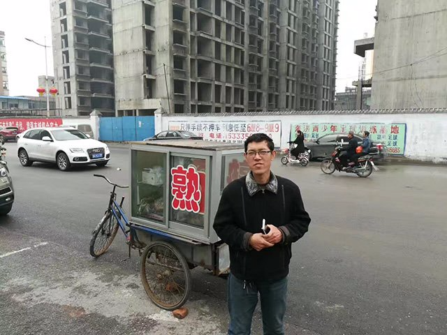 山西吕师傅上午卖卤肉，下午弹棉花。