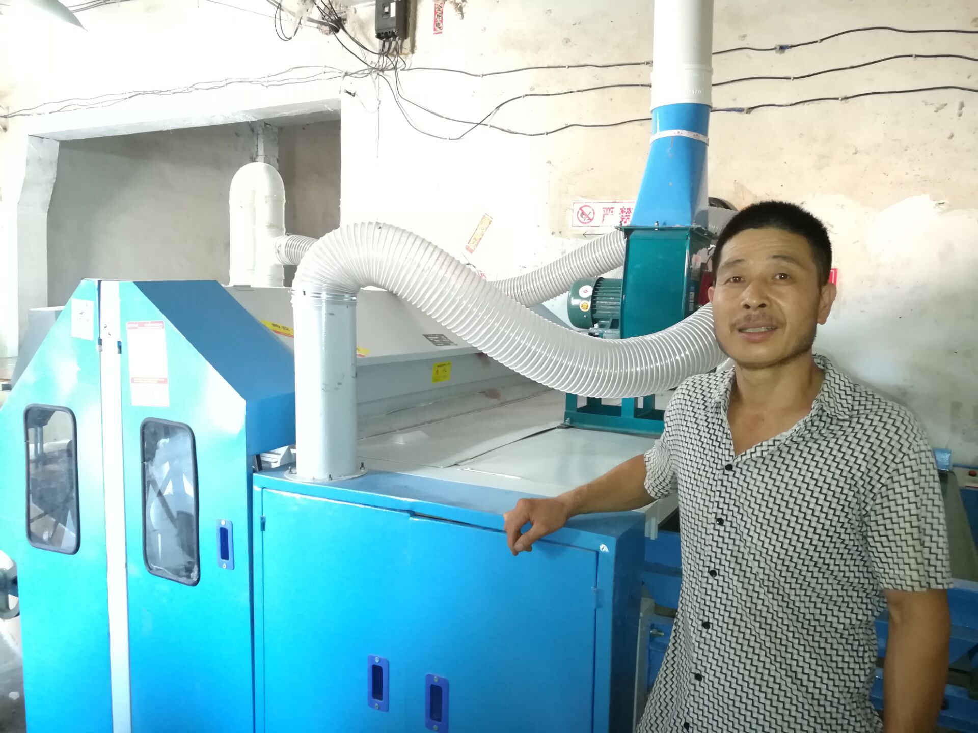 河南嵩县蔡老板开松梳理一体机安装成功。