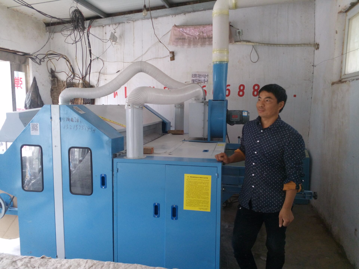 河南西华王老板的弹棉花机器安装成功。