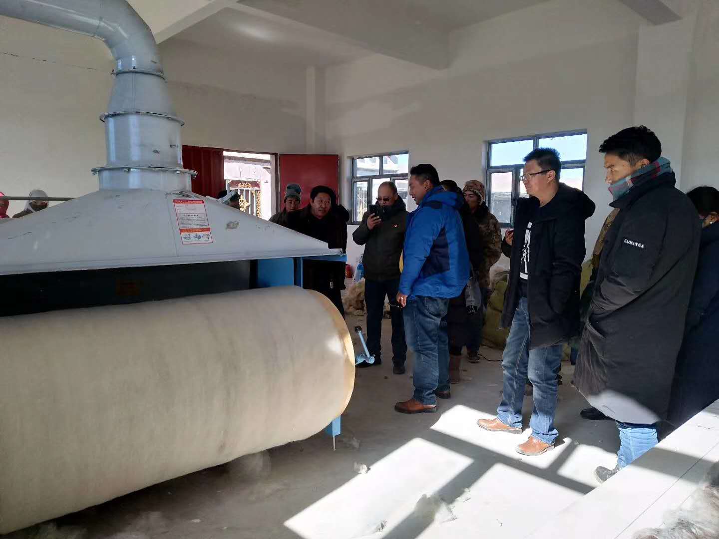 当地是羊毛产地，想加工羊毛被需要哪些机器？