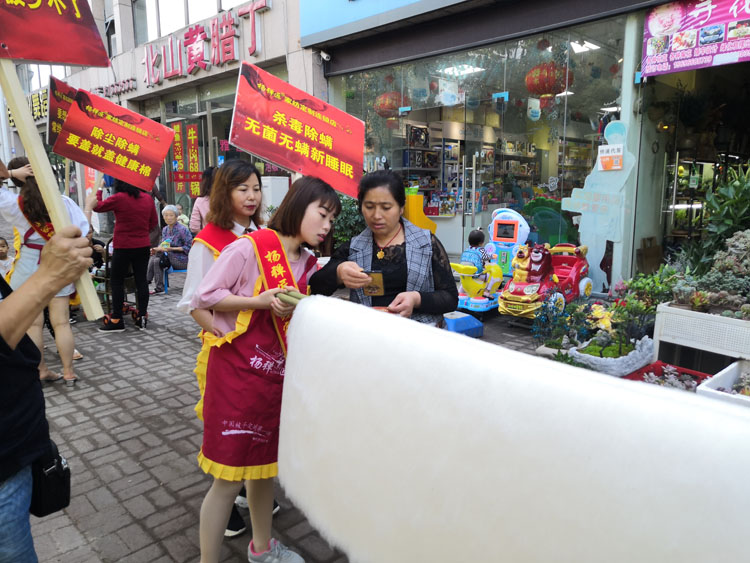 经典的抬被胎上街宣传，秦老板家亲属也上阵帮助宣传