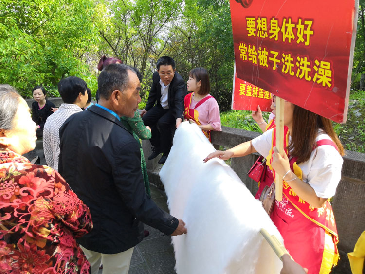对于漂亮的棉胎，围观是少不了的
