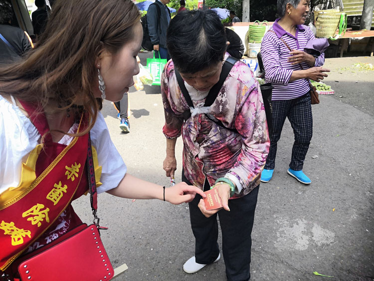 公司的服务人员，认真为顾客讲解杀菌除螨卡的作用