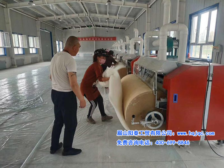 成型的漂亮棉胎让客户十分满意（由于客户要求喜庆，我们也将原来蓝白色外壳，换成了红色）