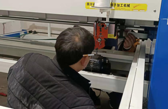 售后师傅为客户检查修理电脑绗缝机