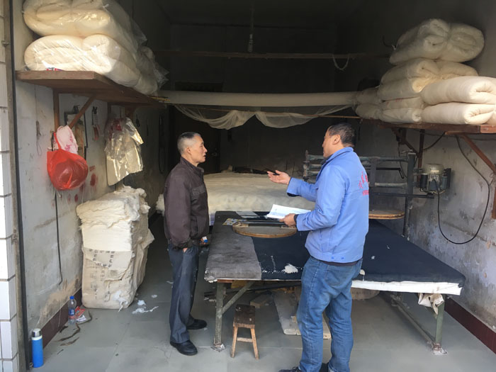 为客户讲述新产品，倾听客户意见和需求