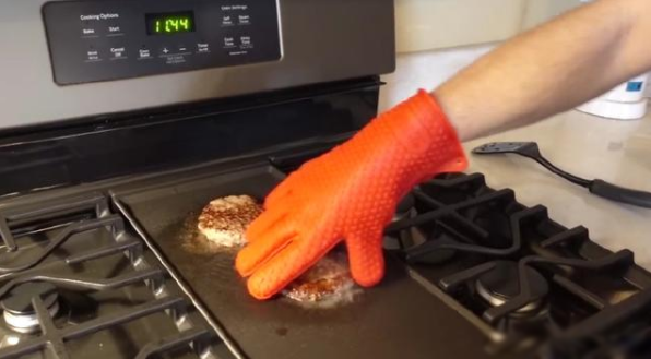 硅膠手套能夠經受住高溫嗎 隔熱效果怎么樣